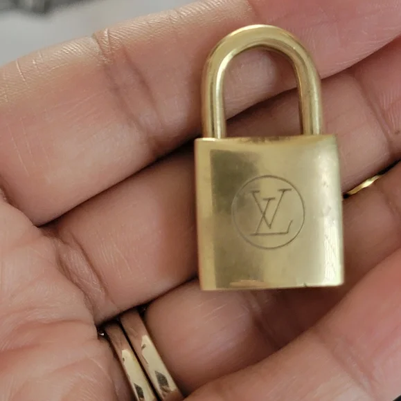 Authentic Vintage Gold Louis Vuitton Key and Lock Necklace Set #226🔒🔑 - Picture 4 of 17